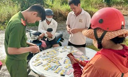 Người phụ nữ b&#225;n v&#233; số tho&#225;t nạn khi bị nước lũ cuốn tr&#244;i c&#249;ng xe m&#225;y