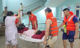 Video: Bệnh viện TW Huế ngập s&#226;u, gấp r&#250;t chuyển bệnh nh&#226;n l&#234;n tầng 2