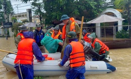 Mưa lũ ở Đ&#224; Nẵng: T&#236;nh người giữa d&#242;ng nước chảy xiết