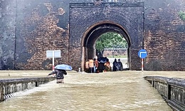 Mưa lớn g&#226;y ngập v&#224; sạt lở, Huế vẫn c&#242;n nhiều điểm chưa thể th&#244;ng xe