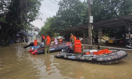 Huế: Một b&#233; g&#225;i mất t&#237;ch, c&#244;ng an dầm m&#236;nh trong nước lũ ứng cứu người d&#226;n
