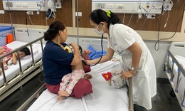 Giao m&#249;a, trẻ mắc bệnh về h&#244; hấp tăng, nhiều ca biến chứng nặng, chuy&#234;n gia khuyến c&#225;o g&#236;?