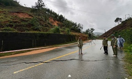 Tỉnh lộ ở x&#227; miền n&#250;i TP Huế xuất hiện vết nứt d&#224;i
