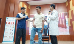 Hơn 300 sinh viên được mục sở thị kỹ thuật 'cứu người đột quỵ'