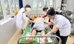 Đất n&#250;i bất ngờ đổ sụp, t&#224;i xế xe m&#250;c tho&#225;t chết trong gang tấc