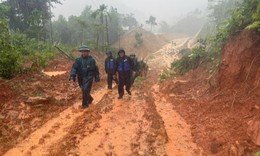 Lũ dữ trong đ&#234;m cuốn phăng 11 ng&#244;i nh&#224; ở v&#249;ng cao Đ&#224; Nẵng