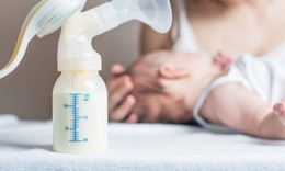 Pha sữa đ&#250;ng c&#225;ch cho con: Dễ m&#224; kh&#243;