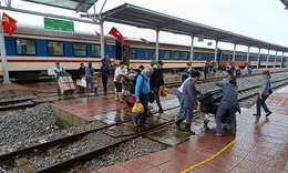 Dừng chạy 3 đoàn tàu, chuyển tải hơn 4.500 hành khách do ngập lụt tại Huế