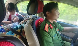 C&#244;ng an Tuy&#234;n Quang kịp thời đưa sản phụ đi sinh an to&#224;n trong mưa lũ