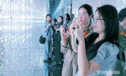 Giới trẻ th&#237;ch th&#250; được chạm tay v&#224;o &#39;vũ trụ thu nhỏ&#39;