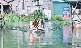 Thai phụ tho&#225;t hiểm nhờ c&#244;ng an vượt lũ ứng cứu