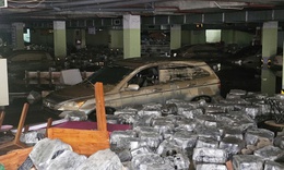 H&#224;ng loạt &#244; t&#244;, xe m&#225;y bị nhấn ch&#236;m trong b&#249;n đất, xe cứu hộ &#39;đắt s&#244;&#39;