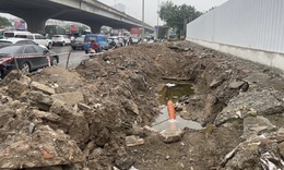 H&#224; Nội: Vỉa h&#232; Nguyễn Xiển bị đ&#224;o xới nham nhở, xuất hiện hố s&#226;u nguy hiểm
