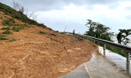 Mưa lớn khiến nhiều nơi ở H&#224; Tĩnh ngập lụt, tuyến đường ven biển bị sạt lở