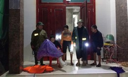 Xuy&#234;n đ&#234;m sơ t&#225;n người d&#226;n ra khỏi v&#249;ng ngập lụt