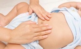 Trẻ đi ngo&#224;i ph&#226;n đen, n&#244;n ra m&#225;u l&#224; bệnh g&#236;, c&#243; nguy hiểm kh&#244;ng?