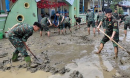 S&#225;t c&#225;nh c&#249;ng nh&#226;n d&#226;n khắc phục hậu quả mưa lũ lịch sử