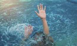 V&#224;o rẫy c&#249;ng chồng, người vợ trượt ch&#226;n rơi xuống th&#225;c tử vong