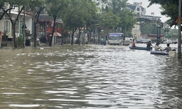 H&#224; Nội: &#39;Ốc đảo An Kh&#225;nh&#39; lại ch&#236;m trong biển nước sau mưa