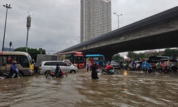 Mưa ngập, riêng tiền sửa xe ô tô tốn hàng chục nghìn tỷ đồng