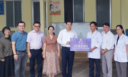 Thứ trưởng Thường trực Bộ Y tế Vũ Mạnh H&#224; thăm, tặng thiết bị y tế cho tuyến cơ sở tại Đồng Nai