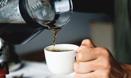 Uống c&#224; ph&#234; c&#243; g&#226;y rung nhĩ?