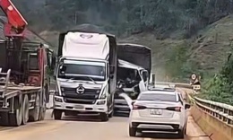 Clip khoảnh khắc va chạm giữa 2 xe tải khiến cao tốc La Sơn - H&#242;a Li&#234;n &#225;ch tắc nhiều giờ