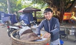 Sáng tranh thủ bán xôi, bánh mì: Nhịp sống 'hai ca' của nhiều người trẻ thành phố