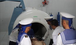 Kịp thời cấp cứu ngư d&#226;n bị giảm &#225;p ở Trường Sa