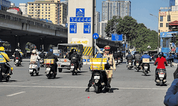 Hơn 130 người bị phạt tiền trong một buổi s&#225;ng v&#236; th&#243;i quen phổ biến khi l&#225;i xe m&#225;y