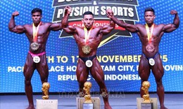 Lực sĩ Phạm Văn M&#225;ch v&#244; địch thể h&#236;nh thế giới ở tuổi 49