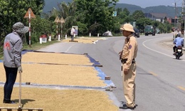 Phơi rơm, l&#250;a tr&#234;n đường: C&#243; thể đối mặt &#225;n t&#249; 10 năm