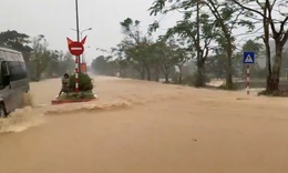 Clip mưa lớn, nước chảy &#39;như suối&#39; tr&#234;n đường Hồ Ch&#237; Minh, đoạn qua x&#227; miền n&#250;i Huế