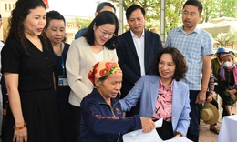 Thứ trưởng Bộ Y tế tham dự chương tr&#236;nh kh&#225;m bệnh v&#224; tặng qu&#224; tại Nghệ An
