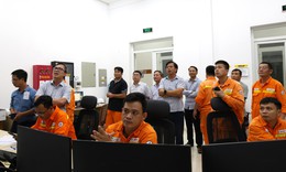 L&#227;nh đạo c&#249;ng nhiều c&#225;n bộ c&#244;ng nh&#226;n vi&#234;n EVNNPT trắng đ&#234;m trực ứng ph&#243; với b&#227;o số 10