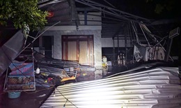 Lốc xo&#225;y t&#224;n ph&#225; trong đ&#234;m, nh&#224; cửa tốc m&#225;i, c&#226;y cối đổ la liệt