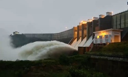 Hồ S&#244;ng C&#225;i lớn nhất tỉnh Kh&#225;nh Ho&#224; vượt mực nước thiết kế, mở 5 cửa van xả lũ