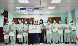 Những m&#243;n qu&#224; nhỏ giữa nơi sự sống mong manh: Dr.Papie đồng h&#224;nh c&#249;ng trẻ sinh non tại Bệnh viện Nhi Trung ương