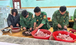 Ấm &#225;p nghĩa t&#236;nh &#39;bếp ăn 0 đồng&#39; ở v&#249;ng sạt lở