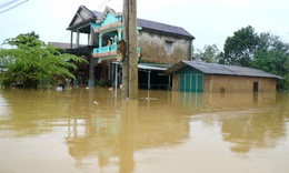 Hơn 7.600 ng&#244;i nh&#224; ngập trong đợt lũ thứ 4 ở Huế, t&#236;m thấy nạn nh&#226;n mất t&#237;ch do lật ghe