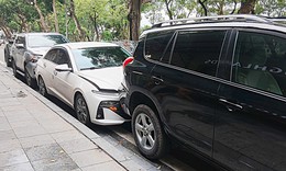 Bốn &#244; t&#244; &#39;dồn toa&#39; tr&#234;n phố L&#234; Th&#225;i Tổ, một phụ nữ đi xe m&#225;y vạ l&#226;y