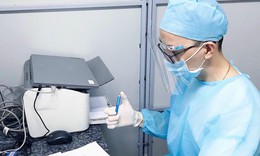 18 năm &#39;sống trong b&#243;ng tối&#39; với cơ thể nhiễm H v&#224; quyết định thay đổi cuộc đời