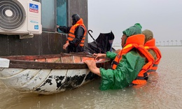 C&#244;ng an Đắk Lắk vượt nước lũ cứu 7 người bị mắc kẹt khi nước d&#226;ng