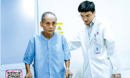 Thay khớp h&#225;ng gi&#250;p cụ &#244;ng 85 tuổi phục hồi vận động sau g&#227;y cổ xương đ&#249;i