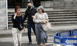 Gi&#243; m&#249;a tr&#224;n về, người d&#226;n co ro xuống phố