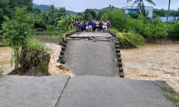 Mưa lớn l&#224;m sập cầu, h&#224;ng trăm hộ d&#226;n ở Quảng Ng&#227;i bị c&#244; lập