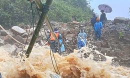 Th&#243;t tim cảnh dựng cầu tạm đưa c&#244; gi&#225;o mang thai qua d&#242;ng lũ chảy xiết