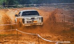 Đội mưa xem &#244; t&#244; địa h&#236;nh &#39;c&#224;y đường, x&#233; b&#249;n&#39; ở Đồng M&#244;