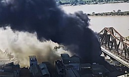 Ch&#225;y qu&#225;n lẩu dưới ch&#226;n cầu Long Bi&#234;n k&#232;m nhiều tiếng nổ nghi do b&#236;nh gas