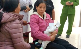 B&#233; g&#225;i hơn 1 th&#225;ng tuổi bị bỏ lại trong giỏ quần &#225;o cạnh bụi chuối ở L&#224;o Cai